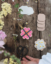 Load image into Gallery viewer, Keyring Flower Press - Oranges &amp; Pinks (US landed)
