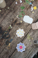 Load image into Gallery viewer, Keyring Flower Press - Pinks &amp; Blues (US landed)
